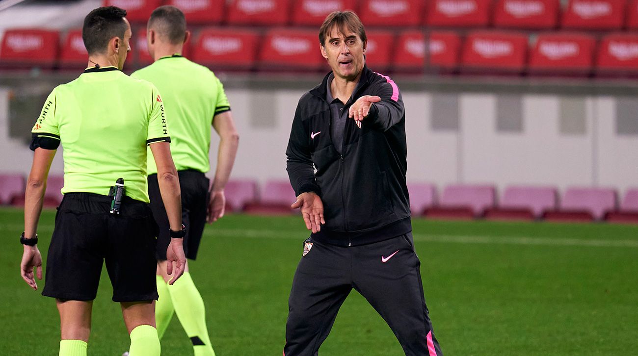 Julen Lopetegui se queja al árbitro tras el partido