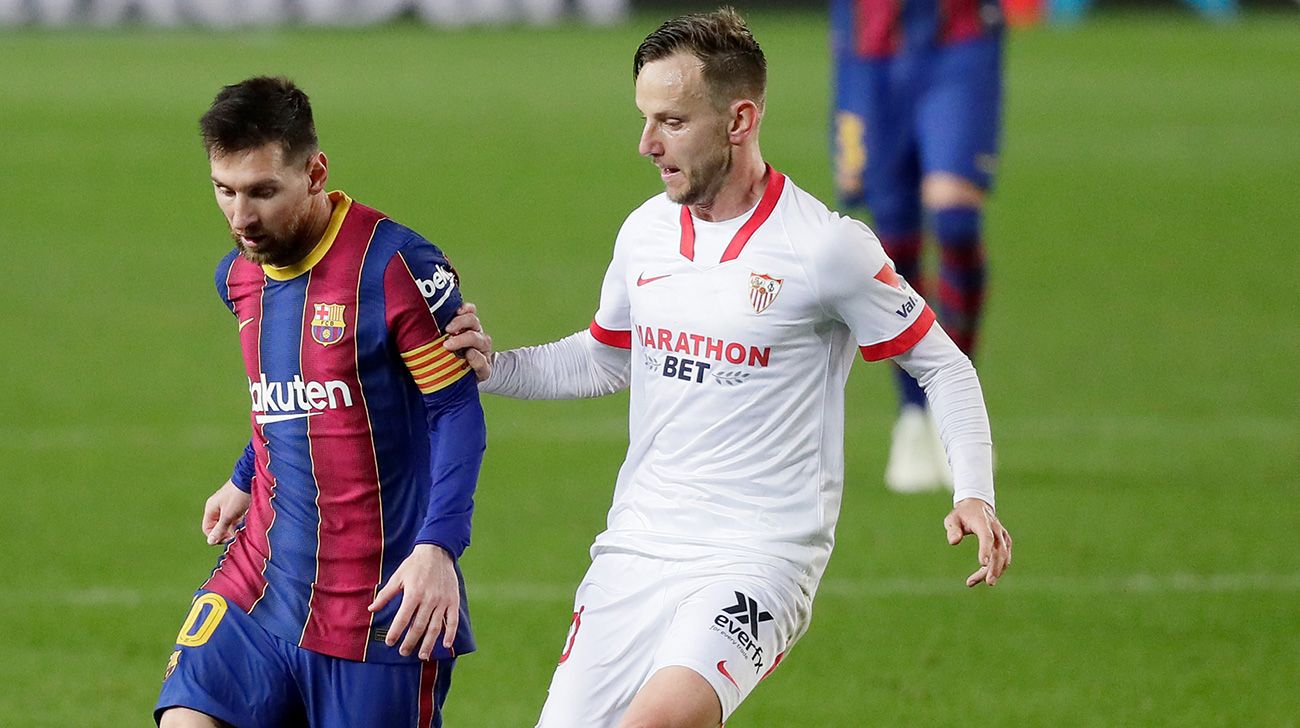Ivan Rakitic en un duelo con Messi