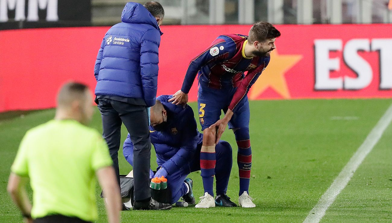 Gerard Piqué, siendo atendido ante el Sevilla