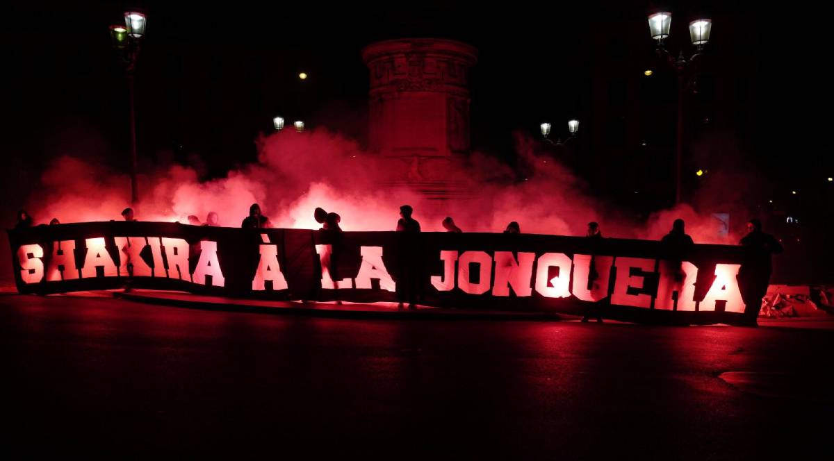 Fans of the PSG smash into Shakira