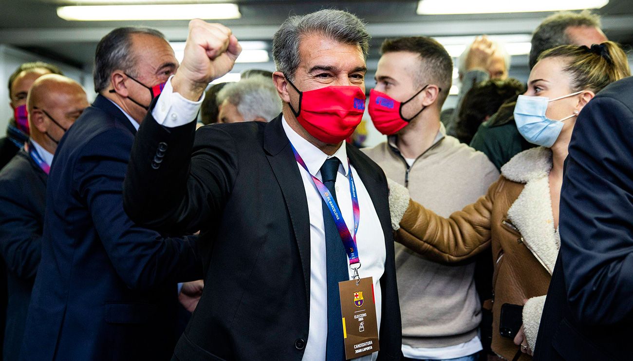 Joan Laporta celebrates his victory in the elections