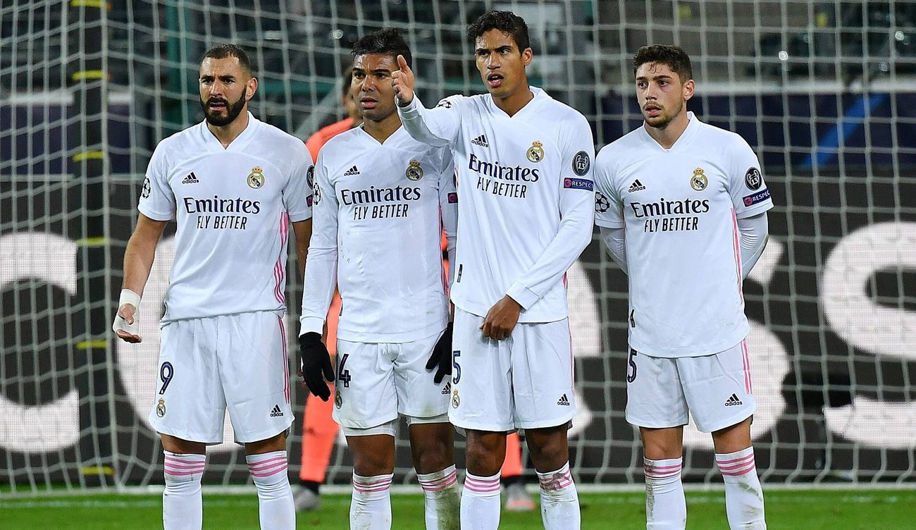 Benzema, Varane, Casemiro y Valverde en una barrera