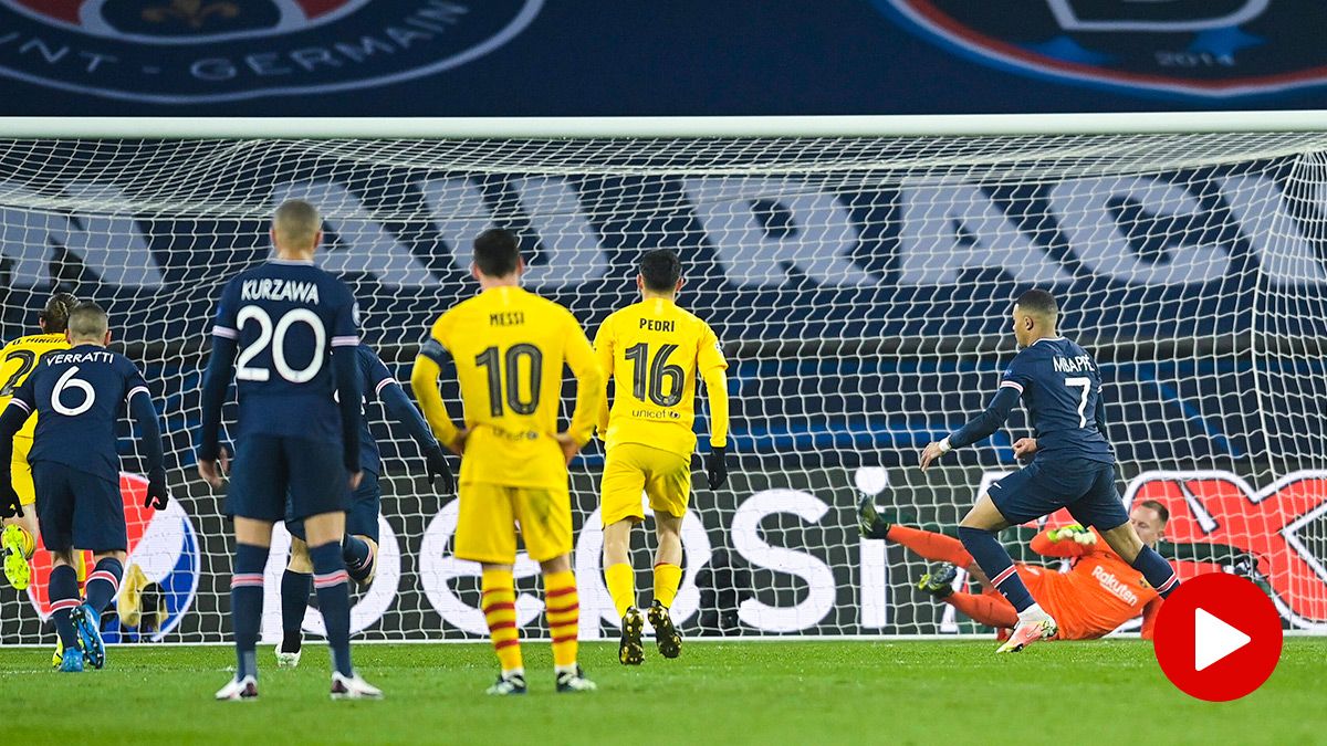 El PSG, marcando un gol de penalti contra el FC Barcelona