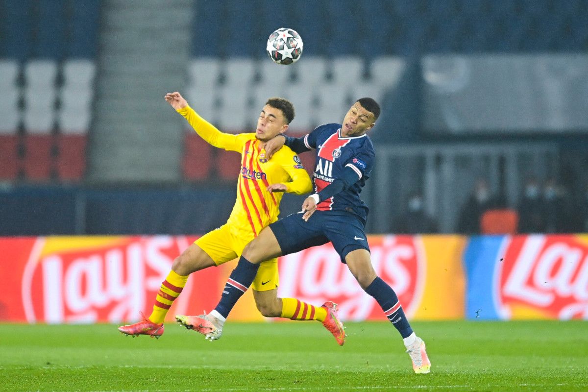 Mbappe y Dest en un choque durante el partido de vuelta