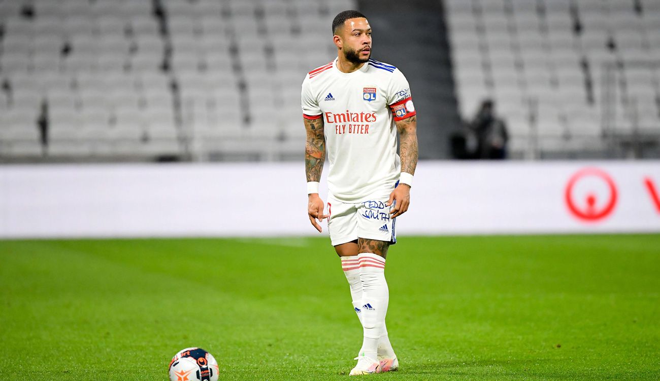 Memphis Depay a punto de lanzar una falta