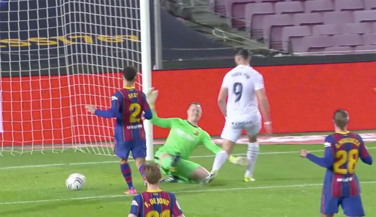 La imagen del inexistente penalti de Ter Stegen a Rafa Mir