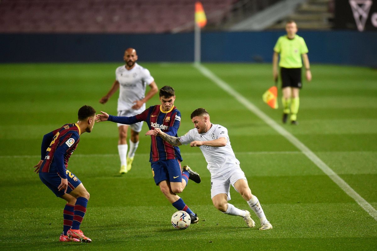 Pedri en el partido del Barcelona contra el Huesca