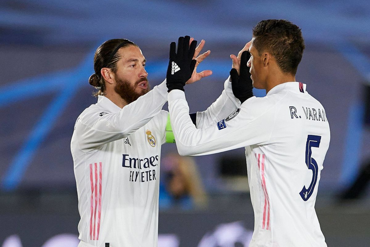 Sergio Ramos celebra un gol con Varane en el partido contra el Atalanta