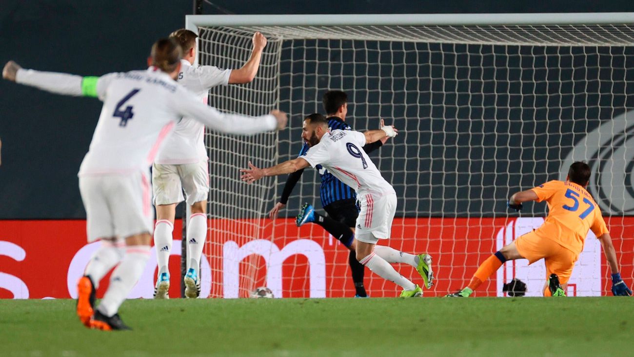 Karim Benzema celebrates his goal in front of the Atalanta