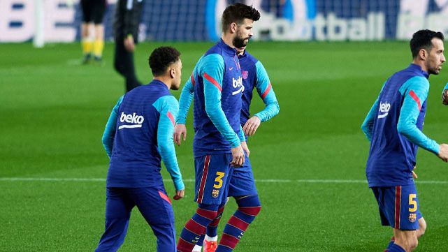 Piqué en un calentamiento con el Barça