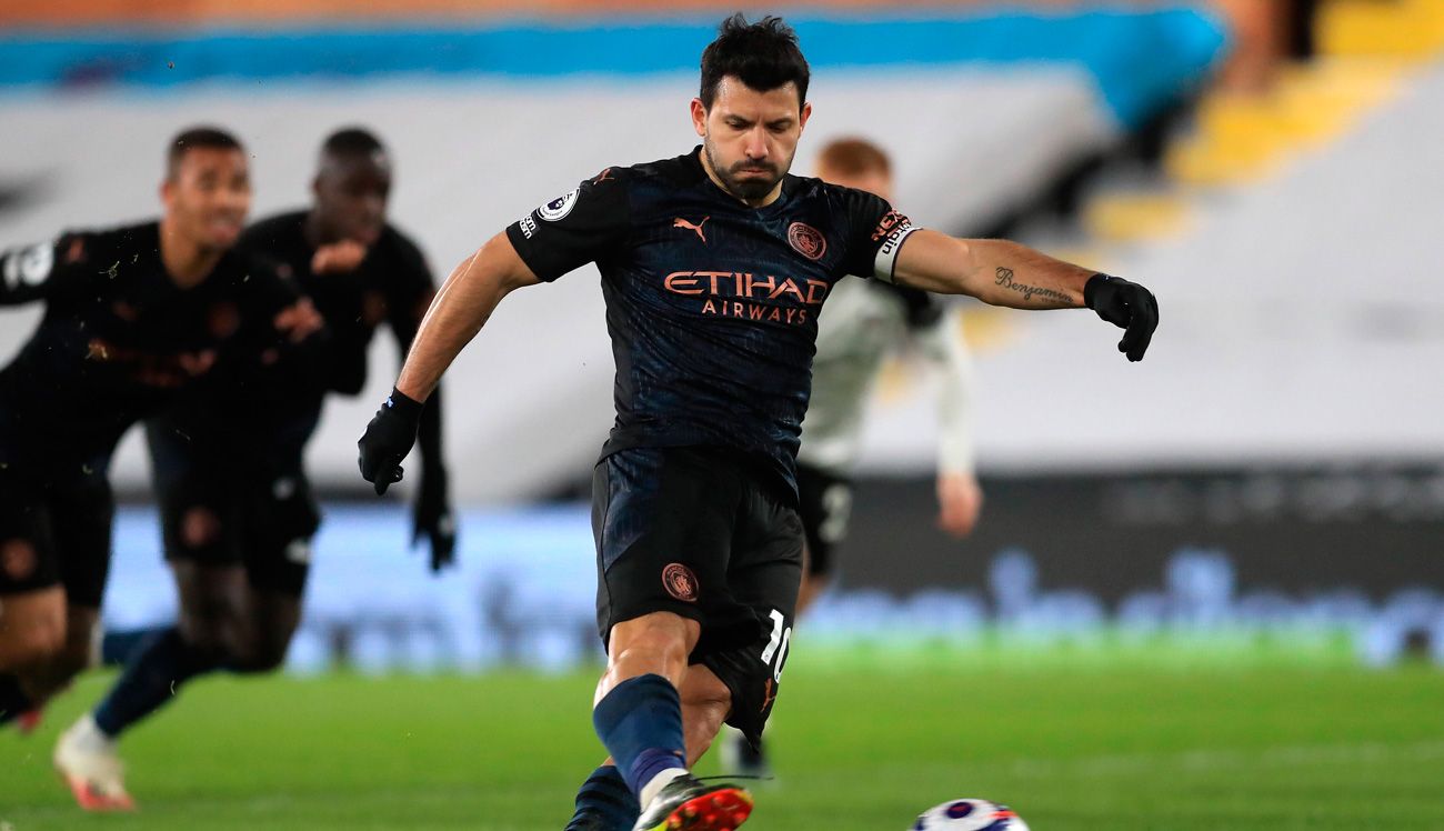 El Kun Agüero dispara de penalti