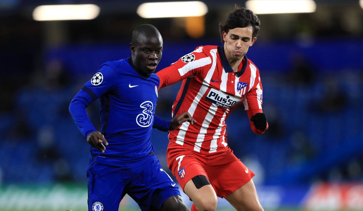 Kanté And Joao Félix in the dispute of a balloon