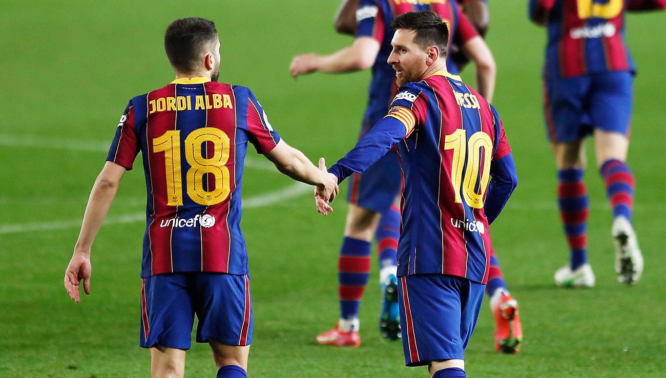 Leo Messi y Jordi Alba se chocan las manos
