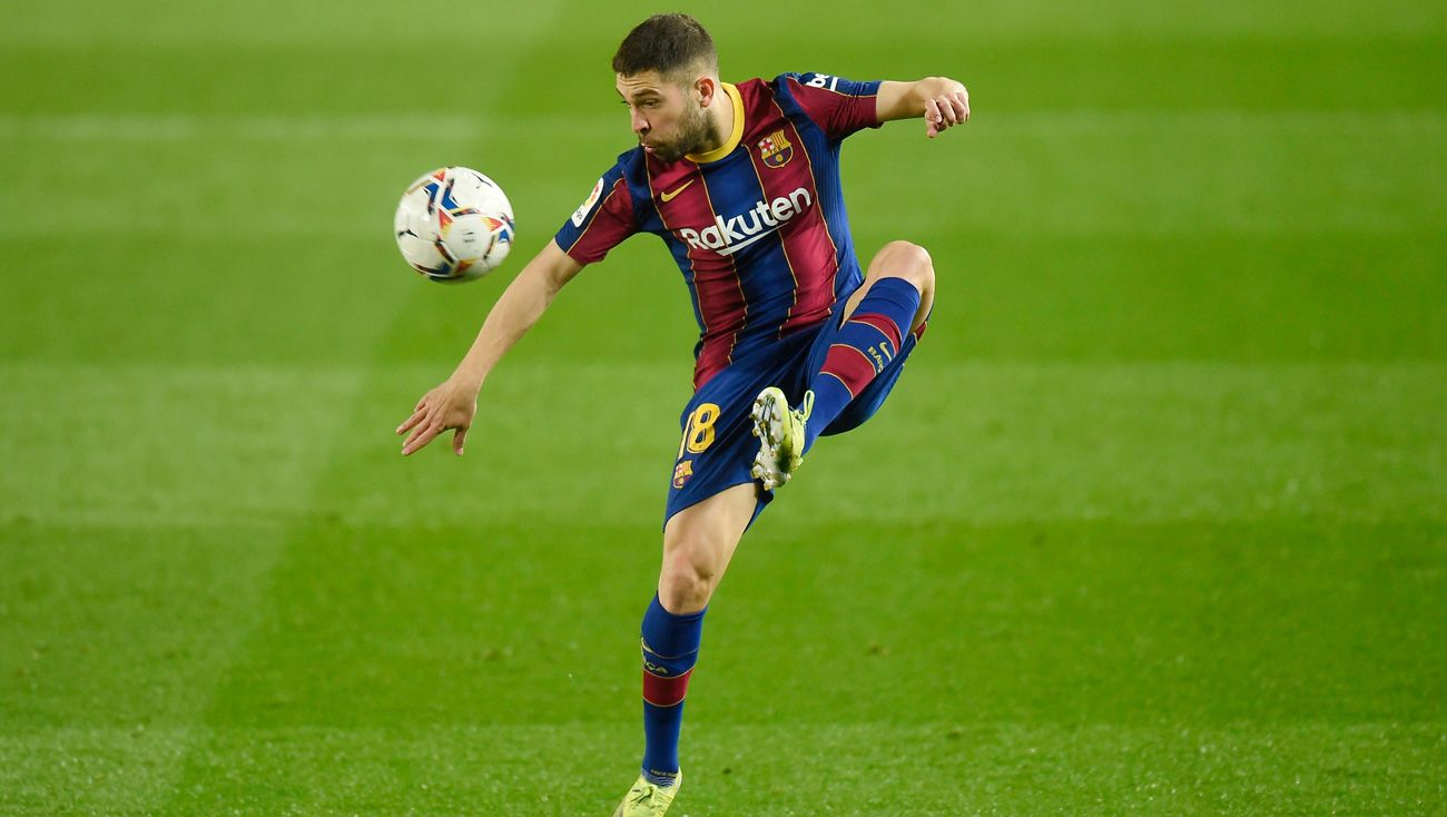 Jordi Alba controls a balloon in a party