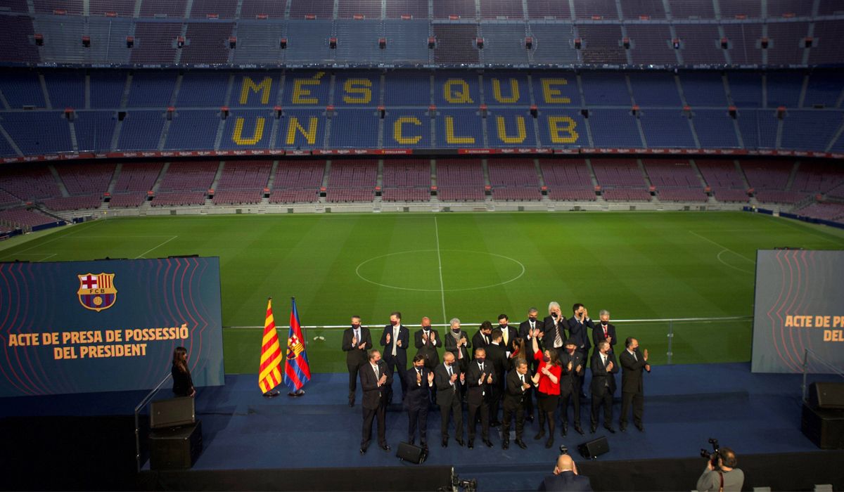 Joan Laporta y sus directivos en la investidura como presidente del FC Barcelona