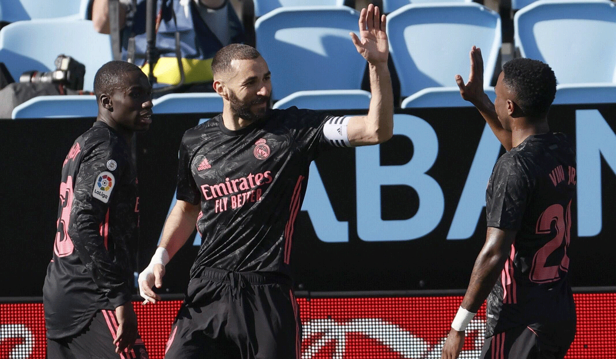 Benzema celebrando junto a sus compañeros