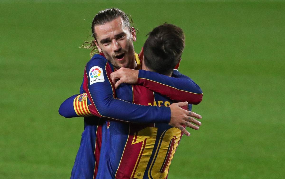 Messi and Griezmann celebrate a goal of the Barça