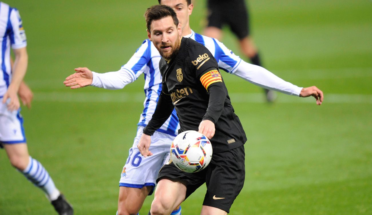 Leo Messi struggles by the balloon in front of the Real