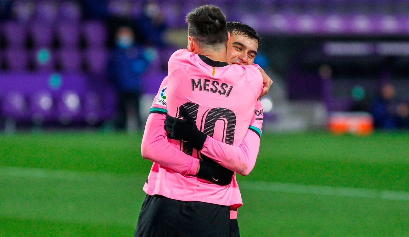 Pedri y Messi se dan un abrazo tras un gol