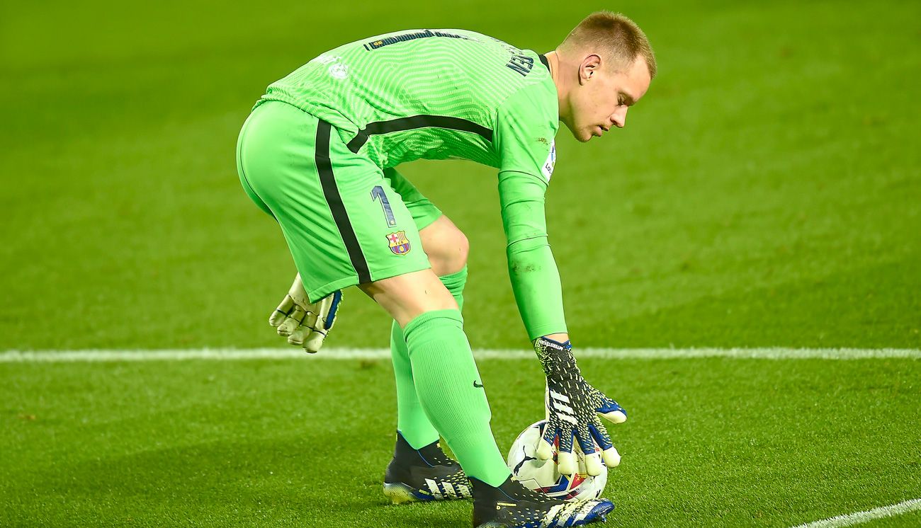 Ter Stegen recoge el balón en un partido