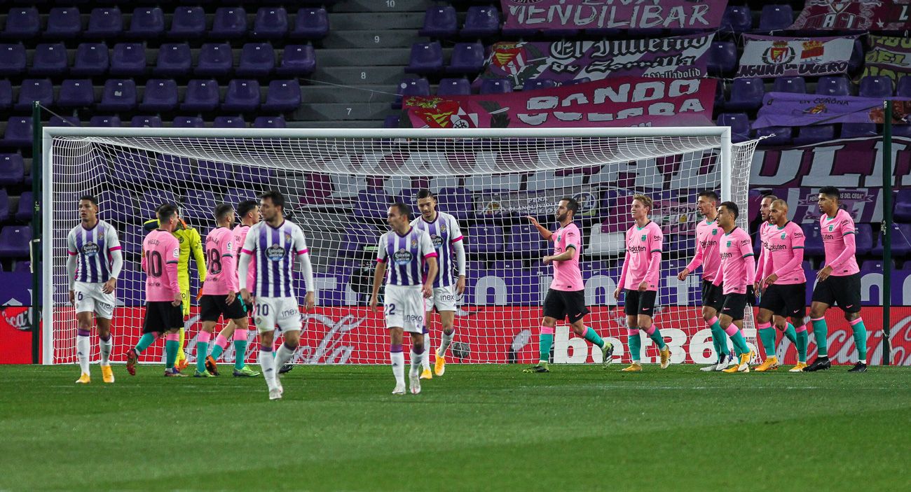 Jugadores del Valladolid y del Barça en el partido de Liga