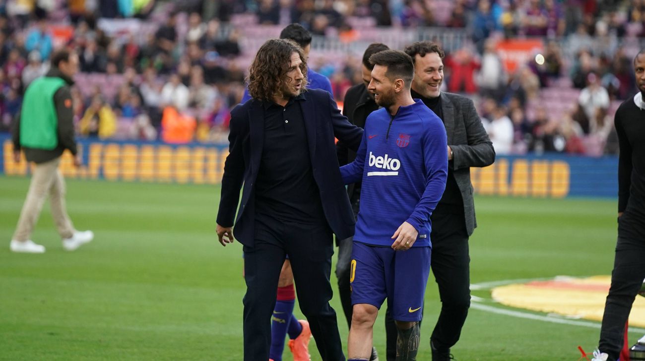 Carles Puyol y Leo Messi se saludan