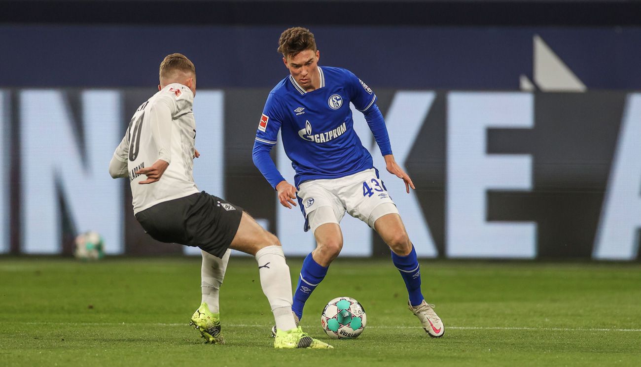 Matthew Hoppe en un partido con el Schalke 04