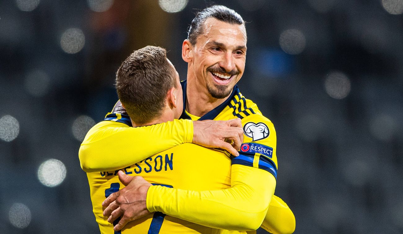 Zlatan Ibrahimovic abraza a un compañero de Suecia
