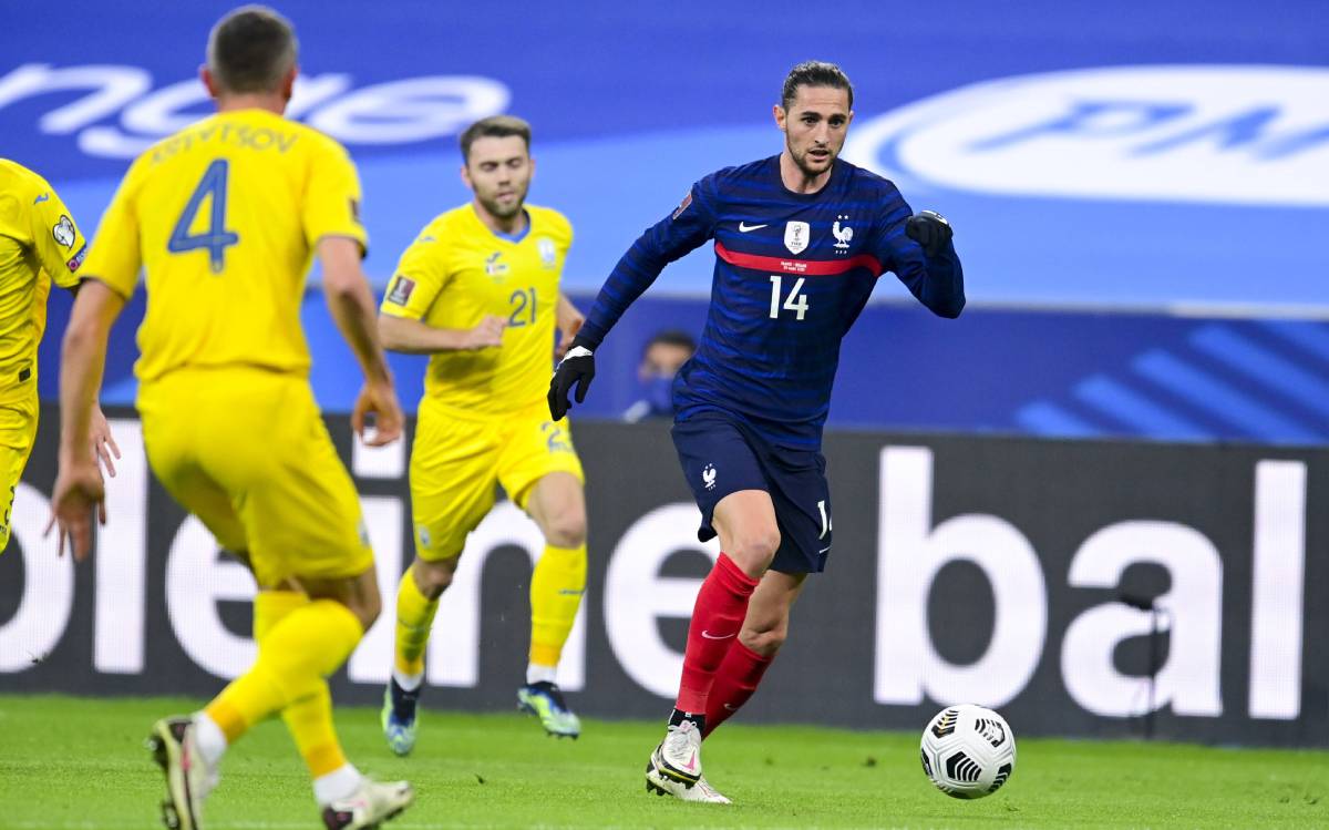 Adrien Rabiot en un partido de la selección francesa