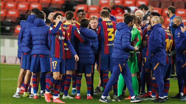 Koeman Gives instructions to his players