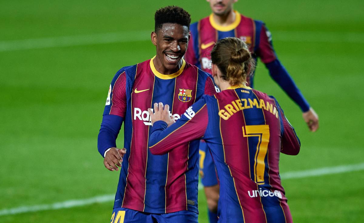 Junior Firpo celebrates beside Antoine Griezmann