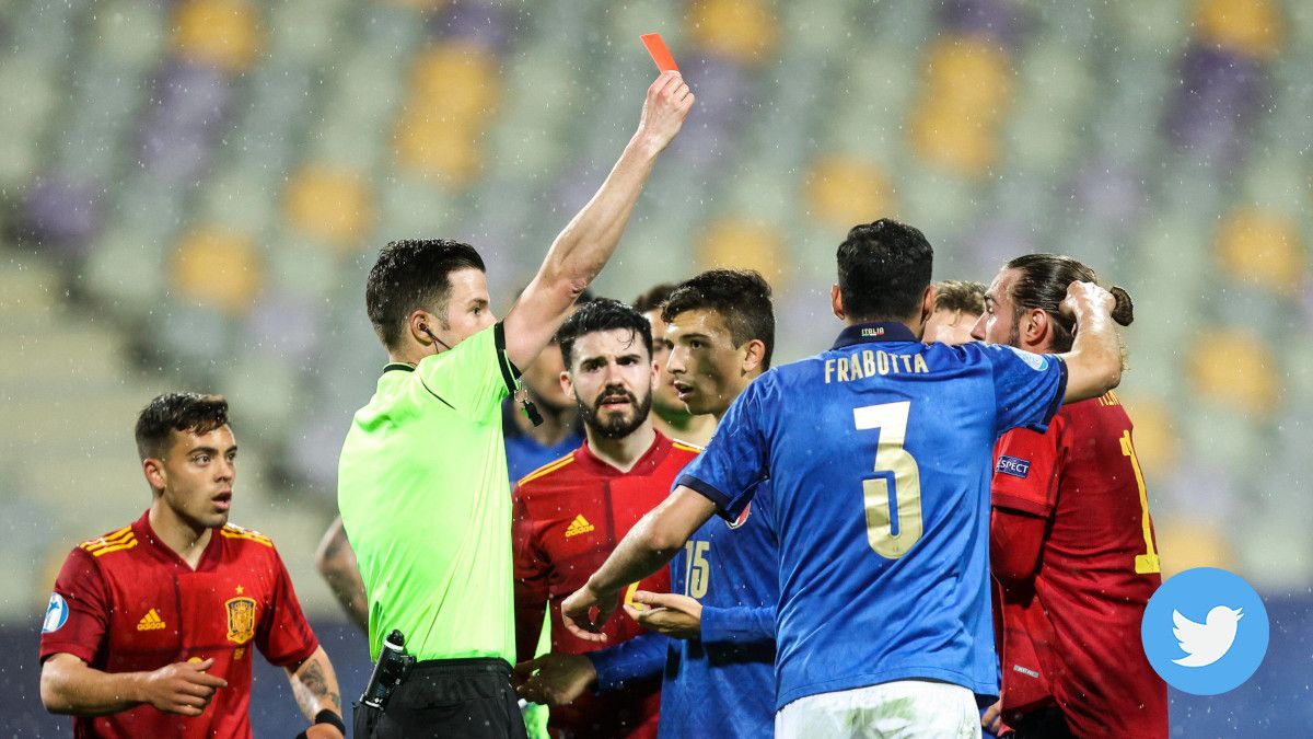 Momento en el que Mingueza recibió una tarjeta roja con la sub-21 de España