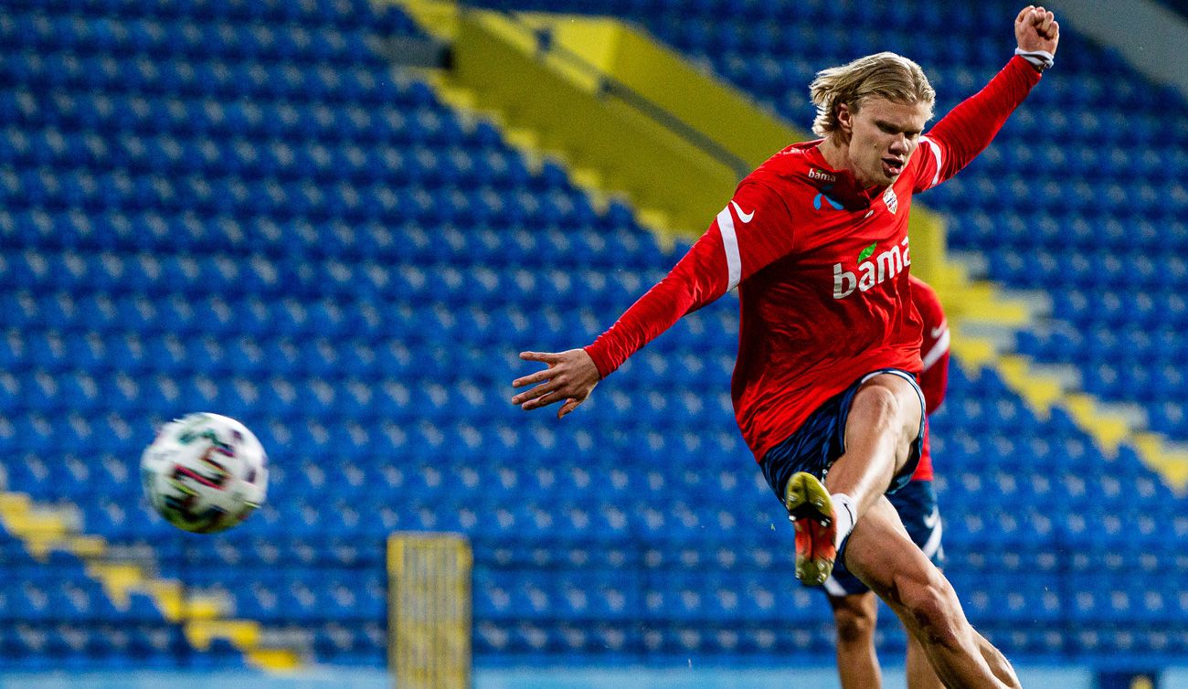 Erling Haaland dispara en un entrenamiento con Noruega