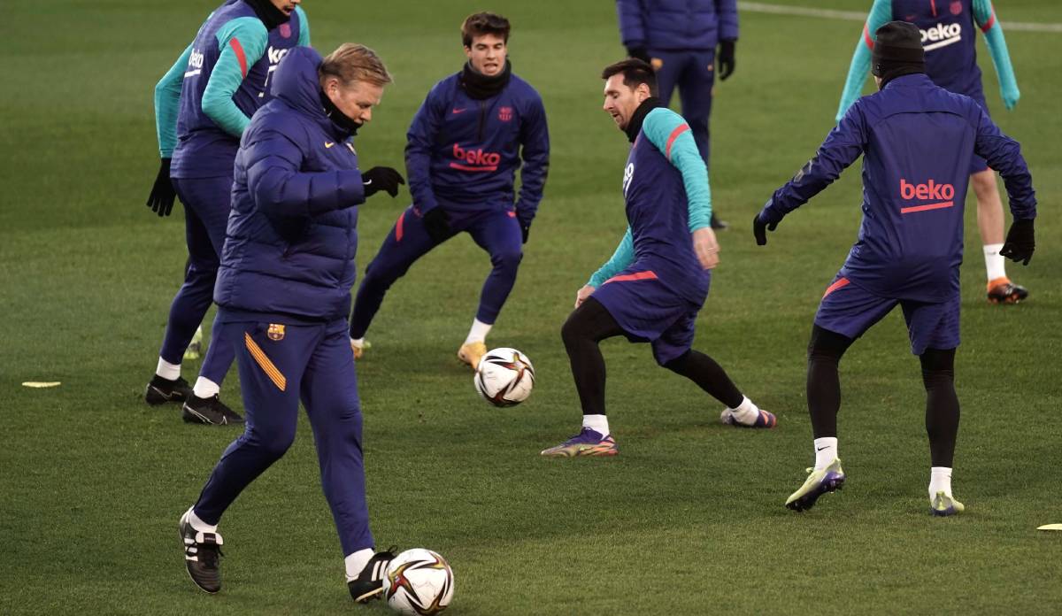 Koeman dirigiendo un entrenamiento del FC Barcelona