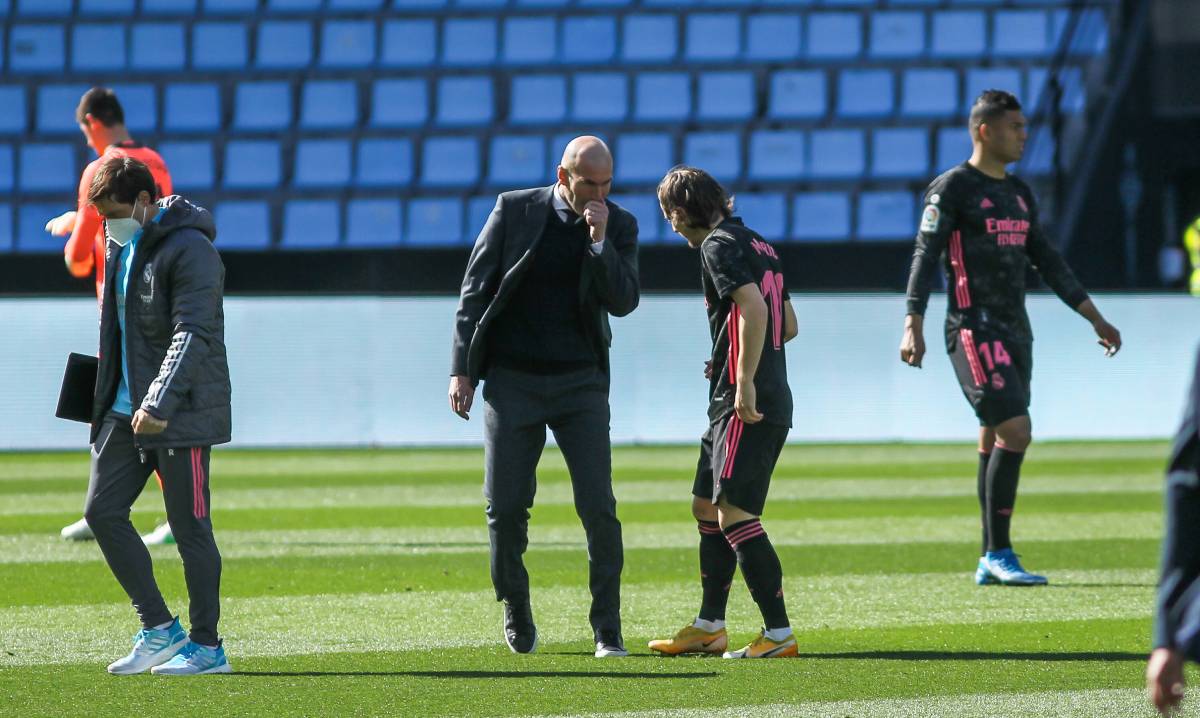 Zidane da instrucciones a Modric durante un partido del Madrid