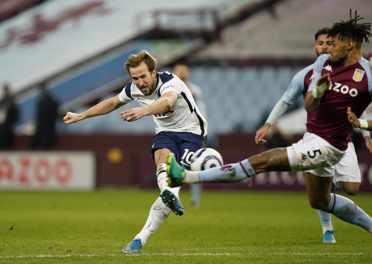 El delantero del Tottenham, Harry Kane, es tomado en cuenta por el Barcelona