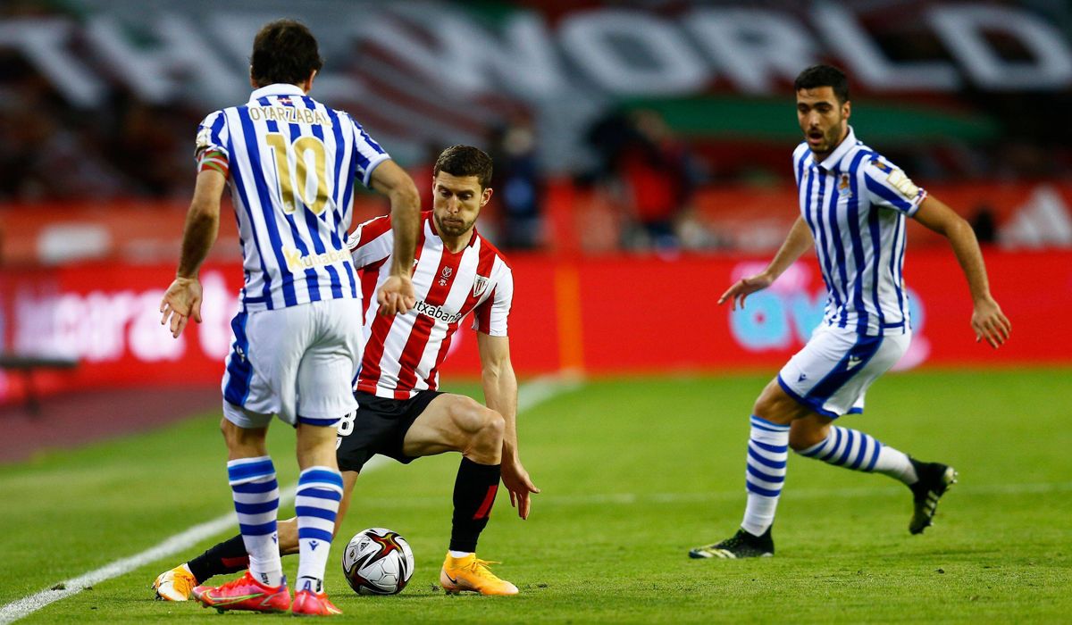 Disputa de un balón en la final de la Copa del Rey entre la Real Sociedad y Athletic de Bilbao