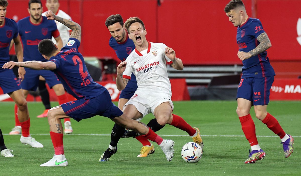 Ivan Rakitic recibe una falta en el Sevilla-Atlético de Madrid de LaLiga