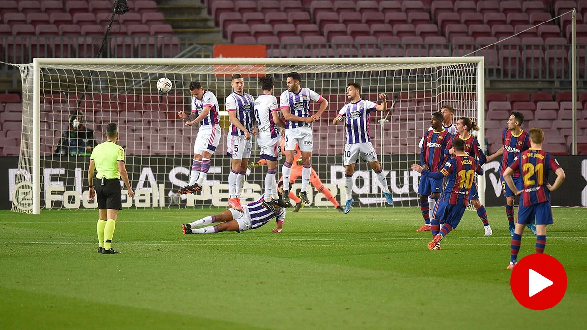 Leo Messi, lanzando una falta contra el Valladolid en el Camp Nou