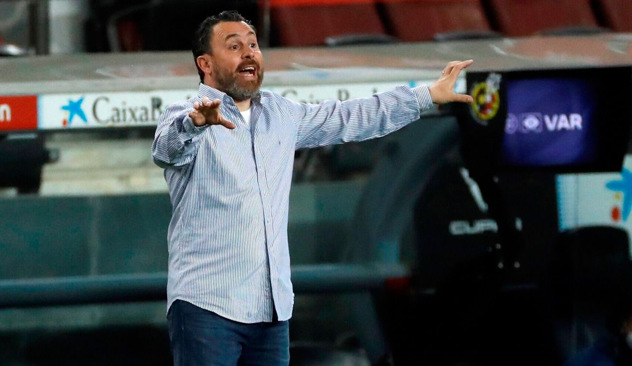 Sergio González dirigiendo a su equipo en el Camp Nou