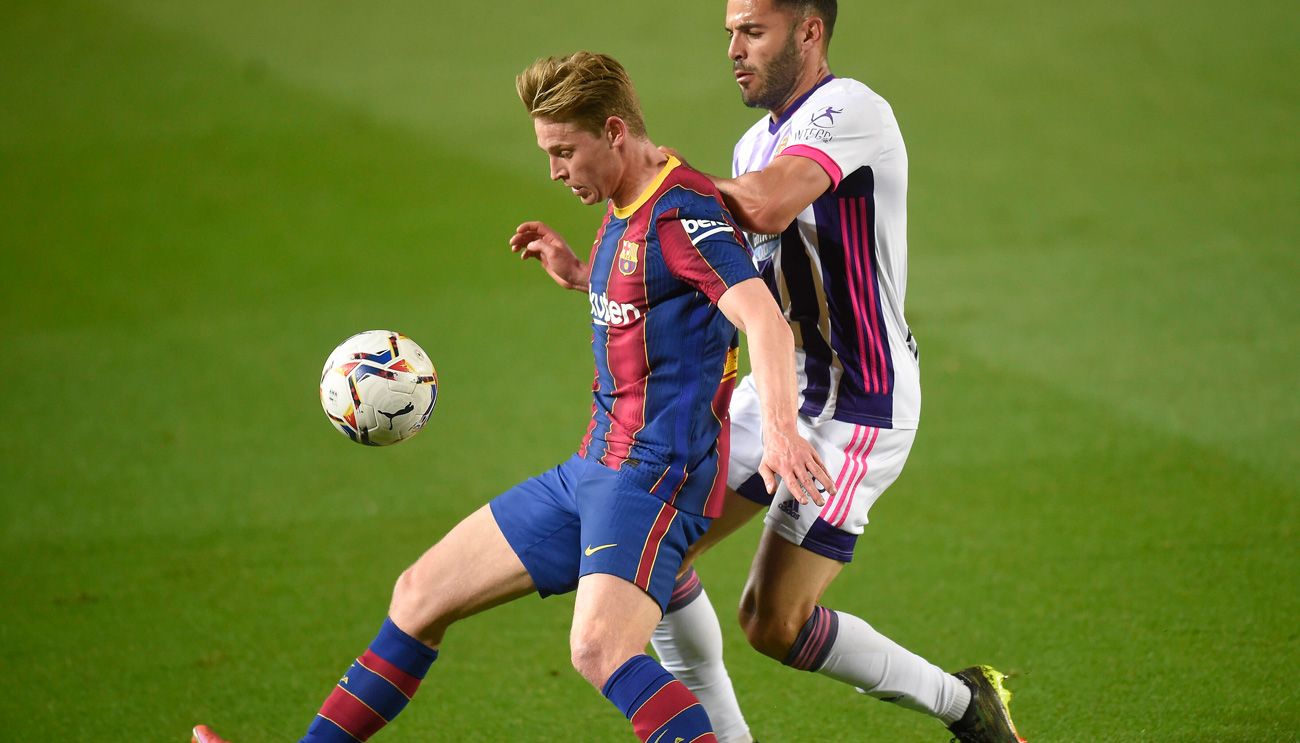 Frenkie Of Jong with Bruno in front of the Valladolid