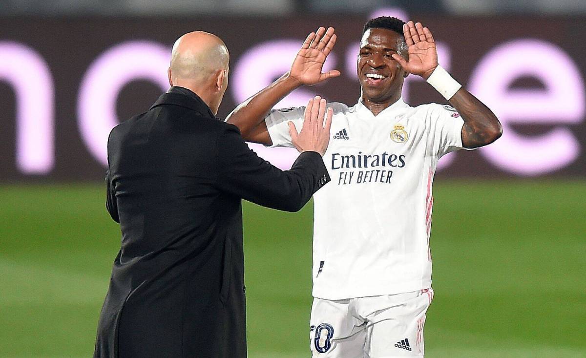 Zidane celebrates beside Vinicius