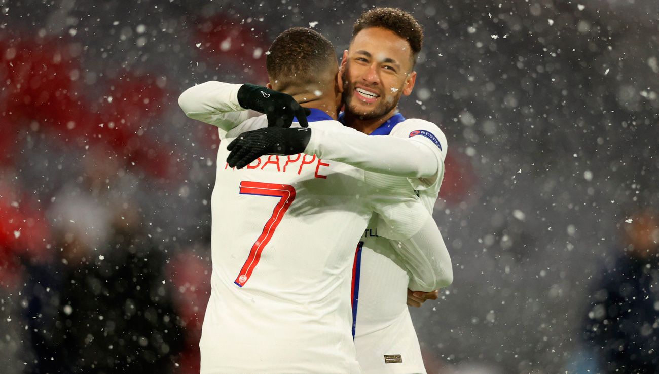 Neymar And Mbappé embrace  after a goal