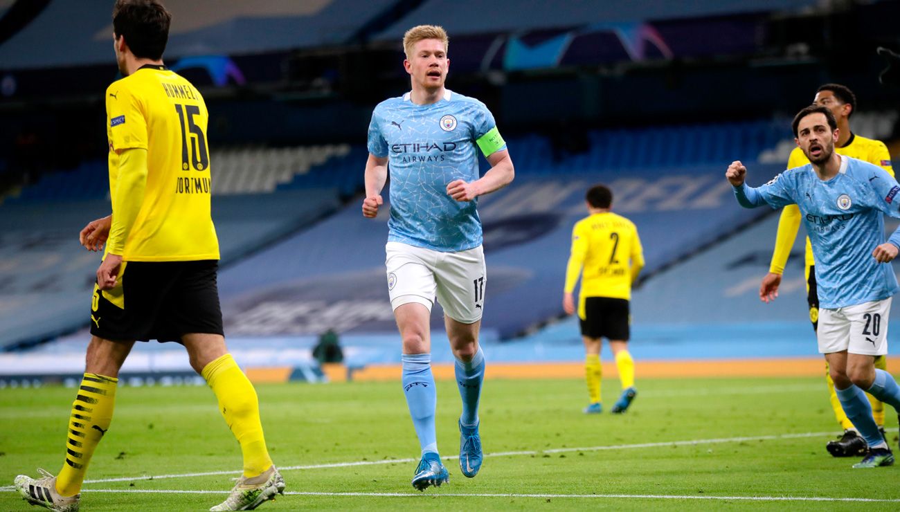 Kevin of Bruyne celebrates his goal in front of the Borussia