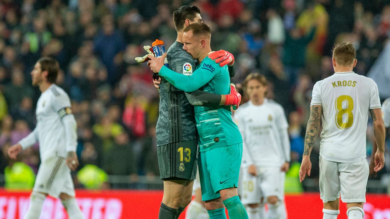 Ter Stegen y Courtois se abrazan tras el Clásico