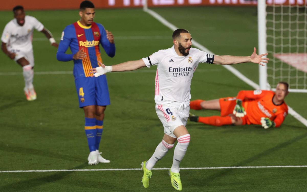 Benzema Celebrates his goal in front of the Barça