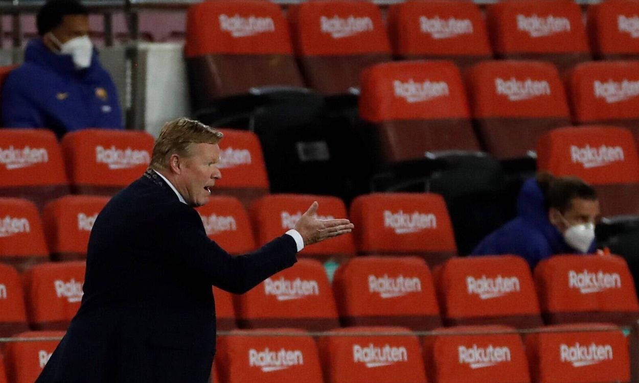 Koeman dando indicaciones en un juego del Barça