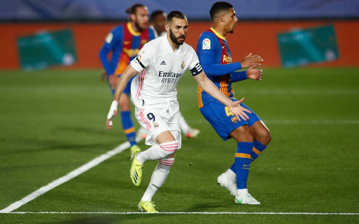 Karim Benzema annotates a goal in front of the Barça