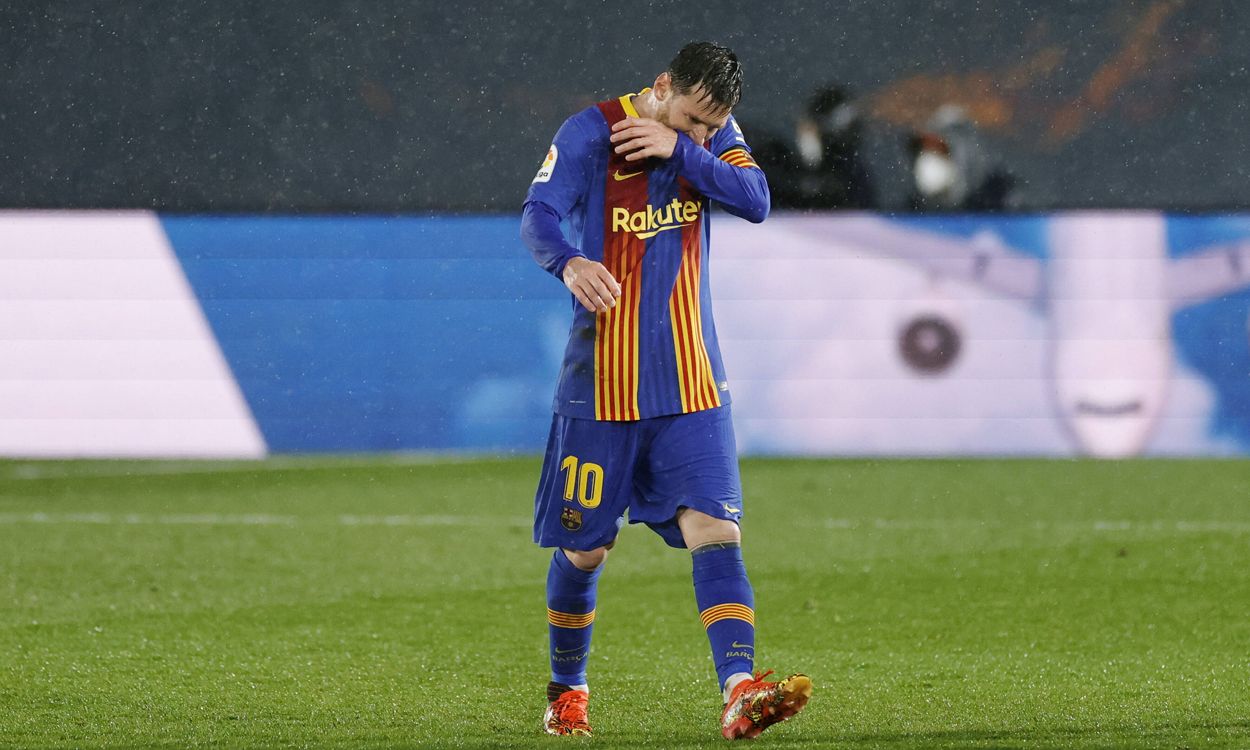 Messi desolado bajo la lluvia de la capital