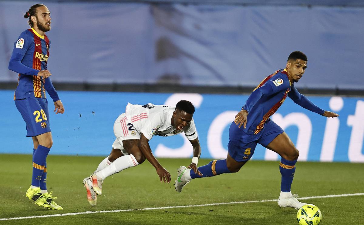 Ronald Araújo en el Clásico ante el Real Madrid